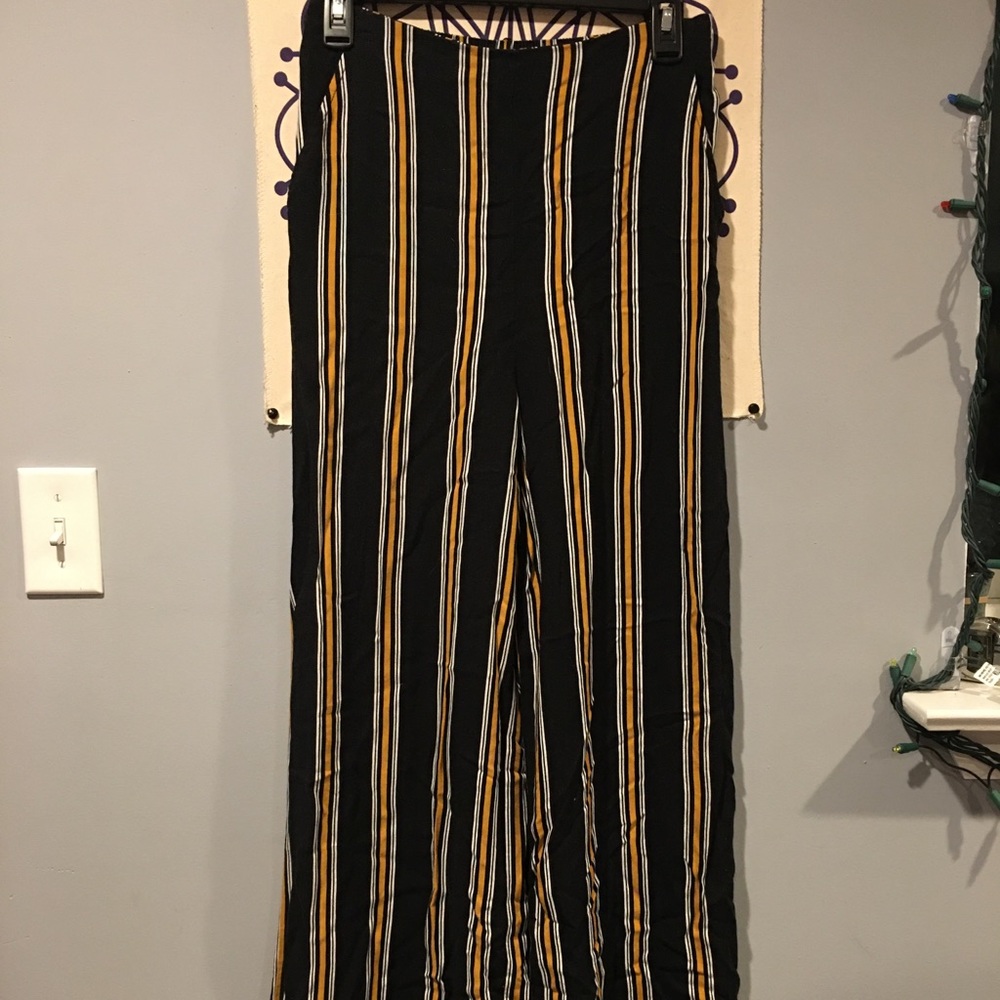 Loose fit pants forever 21. Size us womens medium. barley worn.